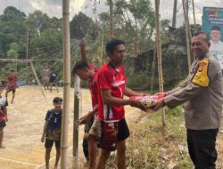 Lihat Warga Bermain Volley, Kapolda Sulbar Singgah dan Berikan Bantuan Bola dan Net Kepada Warga