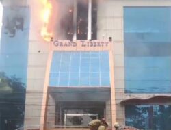 Gedung Grand Liberty Terbakar Seorang Pria Terjebak