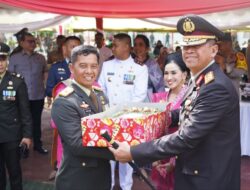 Tingkatkan Sinergitas Polri, HUT TNI ke-79, Kapolda Sulbar dan Ketua Bhayangkari Berikan Kejutan Manis