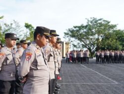 Sukseskan Jalannya Proses Pilkada 2024, Kapolda Sulbar Bangkitkan Semangat Pasukan Dengan Menyusuri Sela-Sela Barisan Personil Pada Saat Apel Pagi