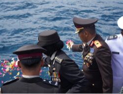 Kenang Jasa Para Pahlawan, Wakapolda Sulbar Berziarah Dan Dengan Khidmad Melakukan Tabur Bunga Di Perairan Laut Mamuju