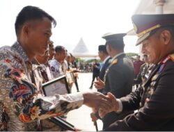 Mewakili Kapolda Sulbar, Brigjen Pol Rachmat Pamudji Hadir Dalam Upacara Peringatan Yang Berlangsung Di Lapangan Tribun Merah Putih Rujab Gubernur Sulbar