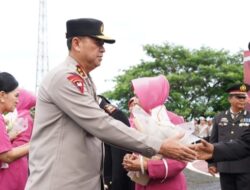 Momen Haru Upacara Wisuda Purna Bhakti, Kapolda Sulbar Ucapkan Terima Kasih Kepada 42 Personil Polda Sulbar Atas Dedi Kasihnya Selama Bertugas