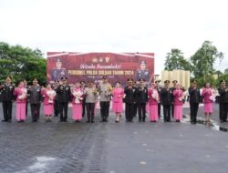 Di Momen Upacara Wisuda Purna Bhakti, Kapolda Sulbar Berikan Penghargaan Secara Simbolis Terhadap 42 Personil