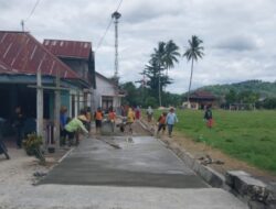 IRT Ikut Andil Dalam Pekerjaan Peningkatan Jalan Lingkungan Program Pemerintah Desa Ranteleda
