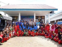 Wakapolda Sulbar, Tunjukkan Keahliannys Dalam acara Kunjungan dengan Memangkas Rambut Para Anak SD Padang Baka