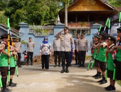 Berkunjung Ke Sekolah SD, Kapolda Sulbar Beserta Rombongan di Sambut Dengan Parade Penghormatan Oleh Anak-anak SDN Padang Baka