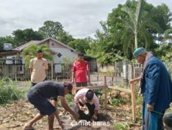 Camat Baras, Abdul Rasyid TH, SH, Meletakkan Batu Pertama Pembangunan Mushallah Kantor Kecamatan Baras