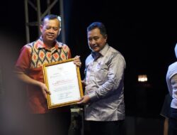 Momentum Acara Silaturahmi Perpisahan, Kapolda Sulbar Irjen Pol Adang Ginanjar, Memberikan Penghargaan kepada Pj Gubernur Sulbar Bahtiar Baharuddin