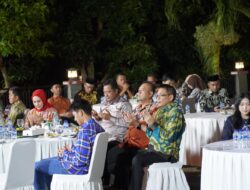 Begini Isi Puisi yang di Bacakan Kapolda Sulbar : “Di tanah Mandar yang kaya budaya, Melangkah bersama, penuh makna. Begitulah kita, dalam setiap masa,Jaga persaudaraan selamanya.”