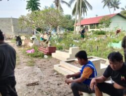 Jelang Bulan Suci Ramadhan 1446 H/2025, Kepala Kelurahan Baras, Gelar Bersih – Bersih Tempat Pekuburan Umum (TPU)