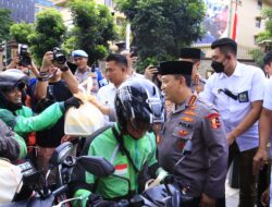 Pengemudi Ojek Daring, Mengucapkan Rasa Syukur Menerima Bingkisan Takjil yang di Berikan oleh Kapolri untuk Berbuka Puasa
