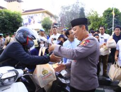 Di Dampingi Jajaran Utama Polri, Jenderal Pol, Drs. Listyo Sigit Prabowo, Turun Langsung Bagi–bagi Takjil ke Pengguna Jalan