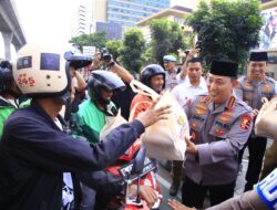 Kapolri Membagikan Takjil Secara Langsung di Sambut Antusias oleh Masyarakat