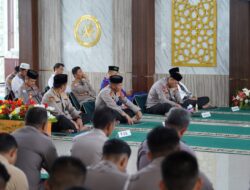 Acara Nuzulul Qur’an di Masjid Jabal Rahmah Polda Sulbar Berlangsung Khusyuk di Awali Lantunan Ayat Suci Alquran Oleh Sari Tilawah dari Personel Polda Sulbar