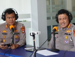 Melalui Dialog Interaktif di Stasiun RRI Mamuju, Dirlantas Polda Sulbar Menyampaikan Dukungan Terwujudnya Pelayanan Maksimal Bagi Pemudik Lebaran