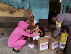 Berkah Ramadhan, Polsek Bambalamotu Bersama Ranting Bhayangkari, Berbagi Bansos untuk Masyarakat Kurang Mampu