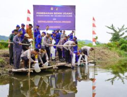 Tingkatkan Ketahanan Pangan, Kapolda Sulbar Beserta Rombongan Berkunjung di perairan Kecamatan Malunda, Guna Melepaskan Benih Udang di Perairan Malunda