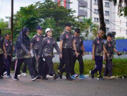 Kapolda Sulbar dan Masyarakat Jalan Santai Bersama, Pererat Silaturahmi di Pantai Manakarra