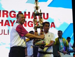 Kapolda Sulbar Serahkan Medali Saat Malam Puncak Perayaan HUT Bhayangkara ke-79