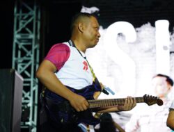 Personil Polda Sulbar Jadi Gitaris Warnai Panggung Kemeriahan Bhayangkara ke-79 tahun