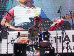Penampilan spektakuler Bhayangkara Band di Pimpin Oleh Kabid Propam Polda Sulbar Berhasil Memukau Penonton