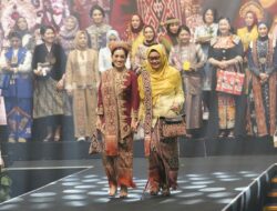 Tenun Sekomandi Curi Perhatian di Bazar Kreasi Nusantara 2025: Ketua dan Wakil Ketua Bhayangkari Polda Sulbar Tampil Memukau