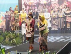 Ketua dan Wakil Ketua Bhayangkari Polda Sulbar Tampil Memukau di Bazar Kreasi Nusantara 2025 dengan Tenun Sekomandi 