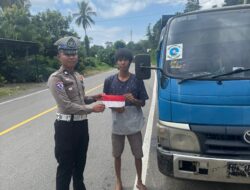 Jelang 17 Agustus, Sat PJR Ditlantas Polda Sulbar Bagikan Bendera Merah-Putih di Jalan Raya