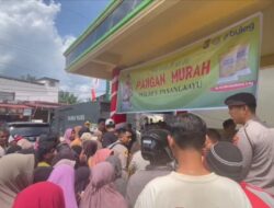 Warga Tikke Serbu Gerakan Pangan Murah yang di Gelar Polres Pasangkayu
