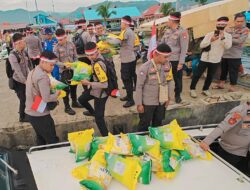 Menembus Ombak, Polda Sulbar dan Pemprov Sulbar Berikan Pangan Murah Untuk Masyarakat Pulau Karampuang