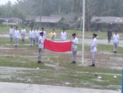 Hujan Tak Menghentikan Semangat, Upacara Penurunan Bendera di Lelejae Berlangsung Khidmat