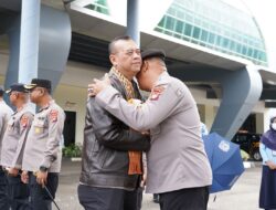 Penghormatan Terakhir, Kapolda Sulbar Lepas Kepergian Irjen Pol (Purn.) Adang Ginanjar