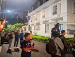 Rumah Legislator Eko Patrio Didatangi Massa, Barang-Barang Dibawa Keluar