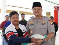 Kapolda Sulbar Bersama Forkopimda Salurkan Bantuan Beras untuk Ojek Online di Majene