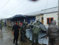 Personel Sat Brimob Polda Sulbar Sigap Bantu Korban Angin Kencang di Mamuju