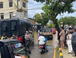 Gerak Cepat Tim Urai Ditlantas Polda Sulbar Atasi Macet Akibat Hujan di SPBU Kali Mamuju