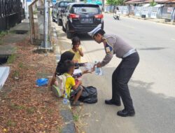 PJR Polda Sulbar Tebar Kebaikan di Jumat Berkah: “Polisi Menyapa” Sentuh Hati Warga Mamuju