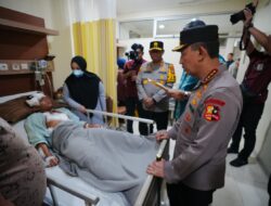 Listyo Sigit, Kapolri Tinjau Korban Ledakan SMAN 72, Minta Evaluasi Keamanan