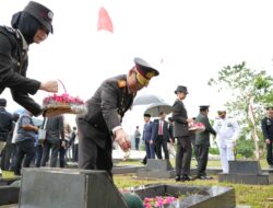 Hormati Jasa Pahlawan, Kapolda Sulbar Tabur Bunga di TMP