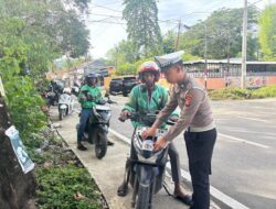 Polantas Menyapa: Subdit Kamsel Polda Sulbar Bagi-Bagi Stiker dan Snack, Ingatkan Zebra Marano 2025