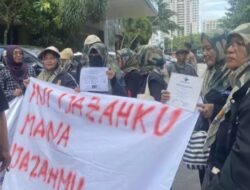 Emak-Emak Kawal Pemeriksaan Roy Suryo cs dalam Kasus Dugaan Fitnah Ijazah Jokowi