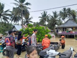 Banjir di Desa Ako: Bhabinkamtibmas Pasangkayu Siaga Hadapi Luapan Sungai