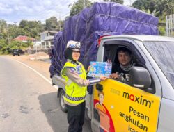 Polantas Polda Sulbar Gencarkan Sosialisasi dan Bagikan Brosur Tertib Berlalu Lintas