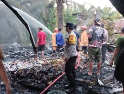 Gara-gara Tinggal Jualan, Rumah/Kios di Pedanda Ludes Terbakar, Pamapta Polres Pasangkayu dan Damkar Sigap!