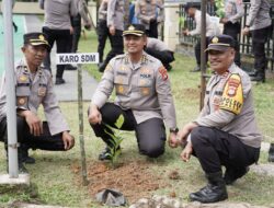 Kapolda Sulbar dan PJU Tanam Pohon di Mapolres Mamasa, Dukung Pelestarian Lingkungan dengan Manfaat Berkelanjutan