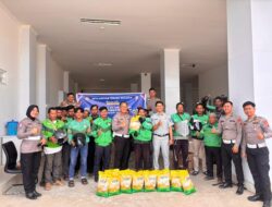 Safety Riding di Sulbar, Polantas dan Jasa Raharja Berbagi Helm dan Sembako untuk Ojol