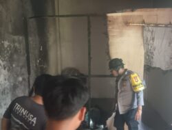 Sigap, Personel Polsek Baras Datangi TKP Kebakaran Rumah di Dusun Burangge