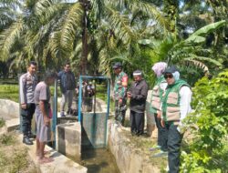 Sinergi Polri/TNI, Dinas Pertanian, dan Aparat Desa Buka Pintu Pembagi Air Irigasi Persawahan Dorong Produktivitas Pertanian di Pasangkayu