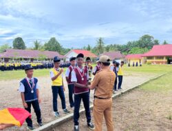 Kades Lilimori Mukaddah Serahkan Piala Juara 2 Kepada Tim Sepak Bola SMPN 01 Bulutaba Saat Upacara Hari Senin